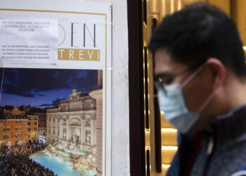 A ruba mascherine in Chinatown Roma