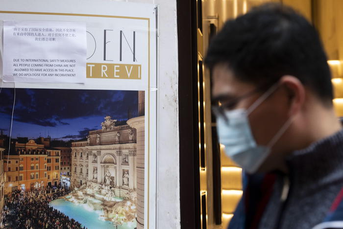 A ruba mascherine in Chinatown Roma