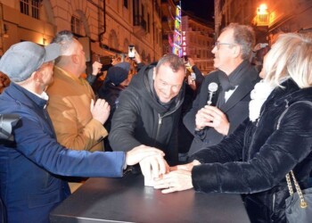 Amadeus accende luminarie per Modugno