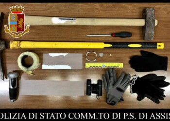 Arnesi da scasso in macchina, arrestato