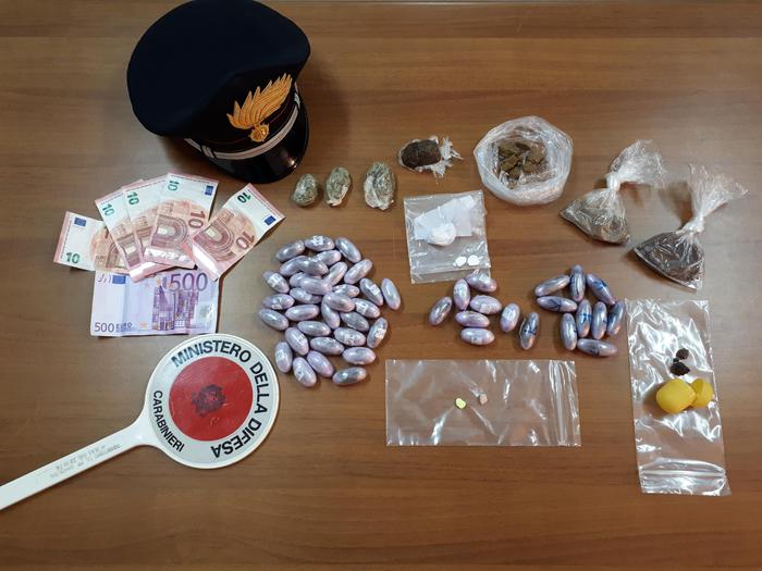 Auto piena di droga, arrestata coppia