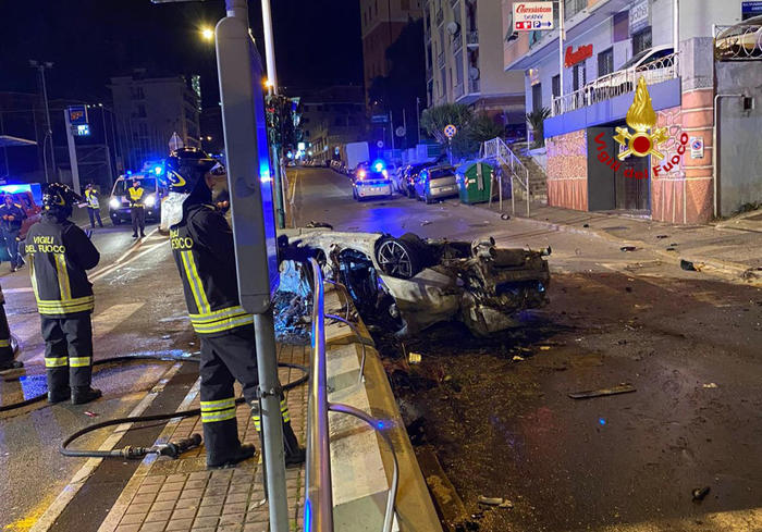 Auto si schianta, nisseno muore carbonizzato a Genova
