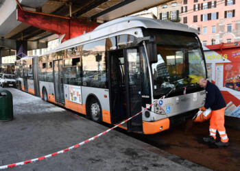 Bus in fiamme nel centro di Genova
