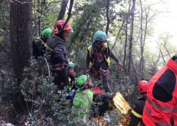 Cade da sentiero per 20 metri, morta escursionista