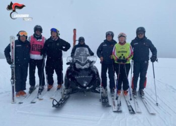 Carabinieri insegnano a sciare a persone non vedenti