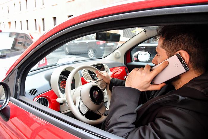 Cellulare alla guida, 12 verbali