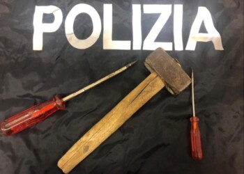 Chiedono del bagno ma derubano anziana