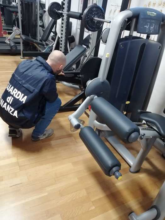 Contraffazione: Guardia di finanza scopre attrezzi per il fitness taroccati