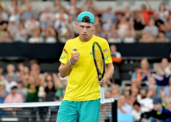 De Minaur il maratoneta, è show con Shapovalov
