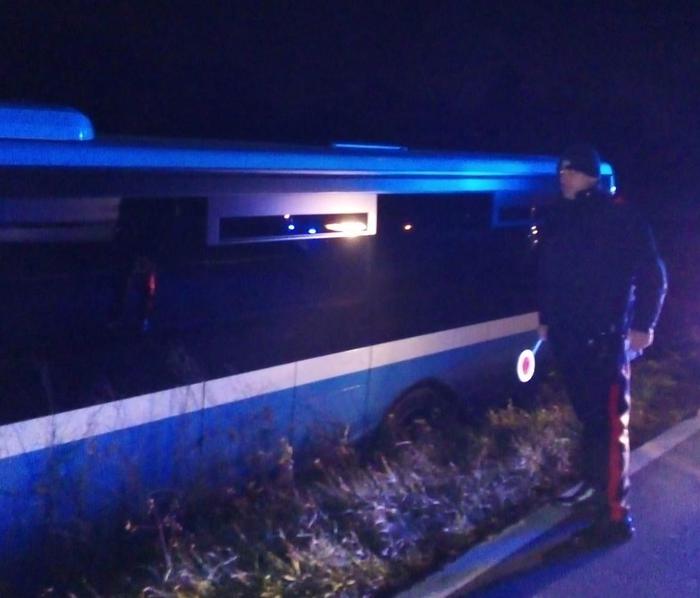 Disturba l’autista, autobus fuori strada