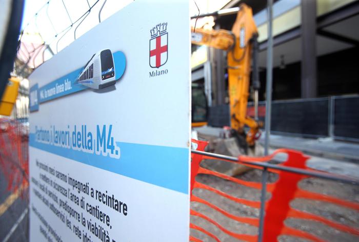 Gravissimo operaio in cantiere M4