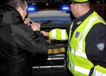 Guidano ubriachi, via auto e patente