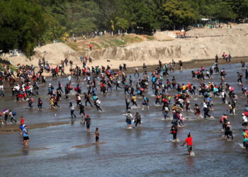 In mille passano da Guatemala in Messico