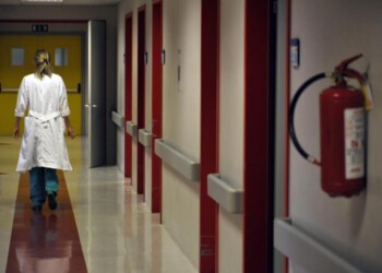 Investito davanti ospedale, morto 80enne
