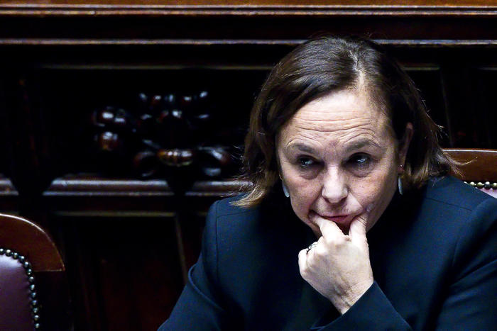 Lamorgese, ampliare permessi umanitari