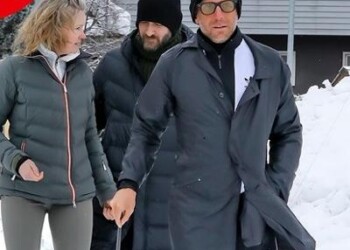 Lapo Elkann lascia la sedia a rotelle, ora cammina col bastone  