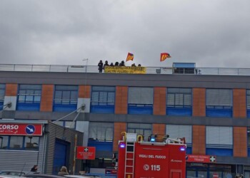 Lavoratori licenziati su tetto ospedale