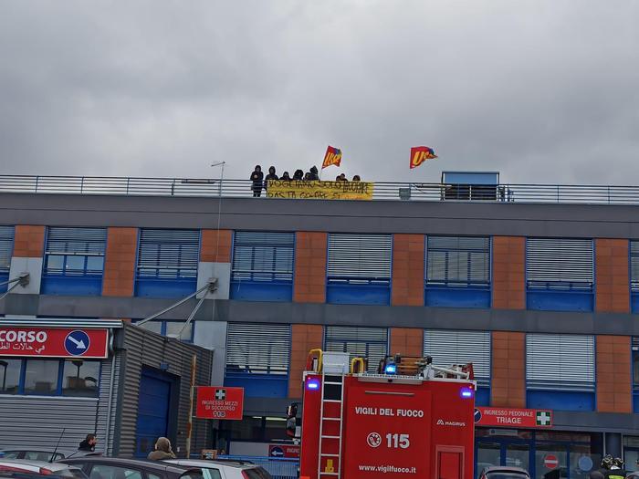 Lavoratori licenziati su tetto ospedale