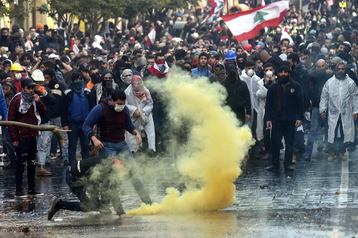 Libano: proteste a Beirut, 400 feriti