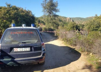 Lo bloccano e lo accoltellano, è salvo