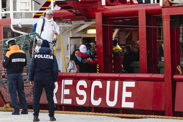 Migranti: 59 salvati dalla Ocean Viking