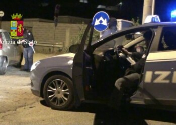 Minaccia morte moglie e figli, arrestato