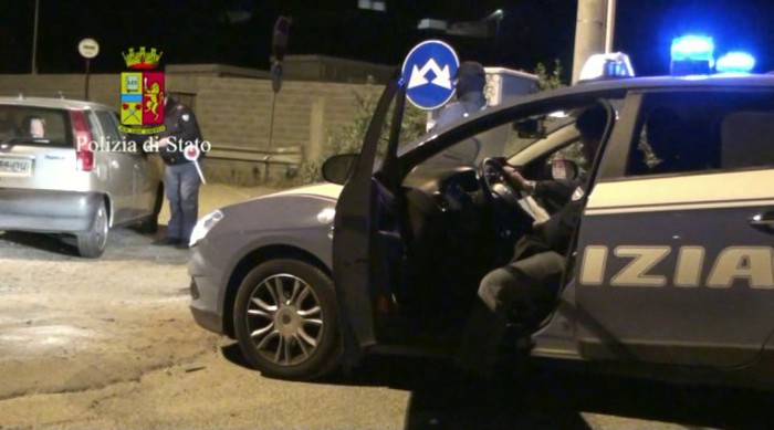 Minaccia morte moglie e figli, arrestato