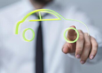 Mobilità: nel 2030 auto elettrica sorpasserà quella tradizionale 