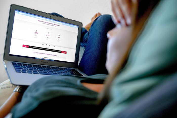 Molestie su web a fotomodella, denunciato