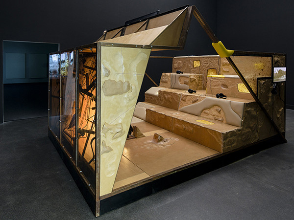 Neïl Beloufa, Kempinsky, 2016. Veduta dell'installazione, Kunstmuseum Luzern, Lucerna, 2017