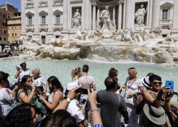 Ok barriere su vasca Fontana di Trevi