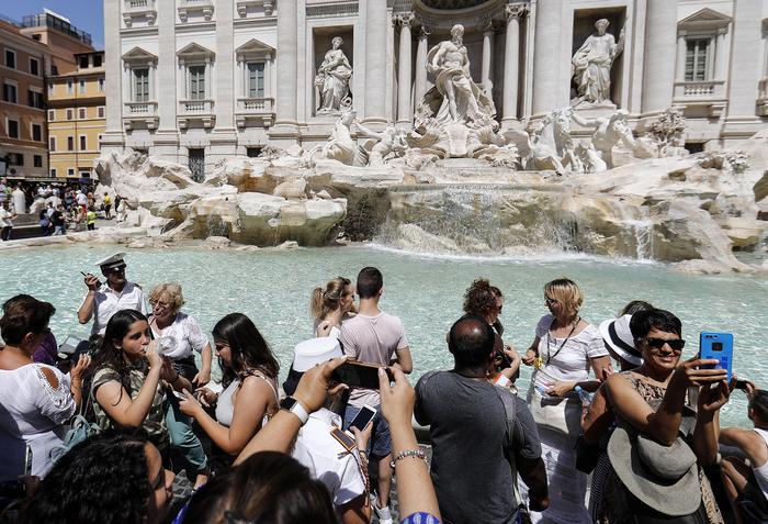 Ok barriere su vasca Fontana di Trevi