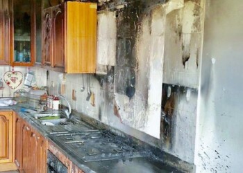 Pentola su gas fa scoppiare rogo, salvi