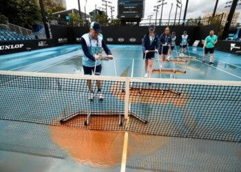 Piove sabbia: a Melbourne si comincia con 3 ore di ritardo