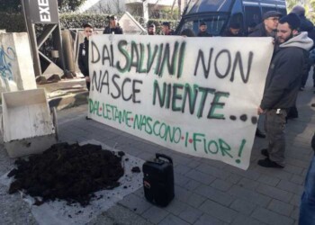 Salvini a Rende, striscioni contestazione