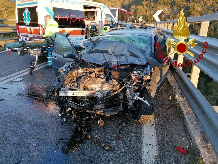 Scontro auto pullman, 2 morti