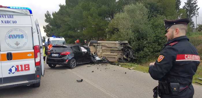 Scontro frontale tra auto,2 feriti gravi