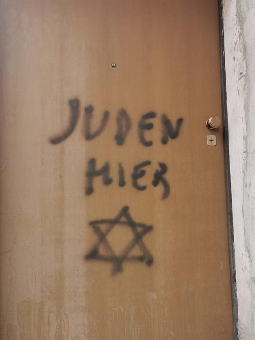 Scritta ‘Qui ebrei’ su casa ex deportata
