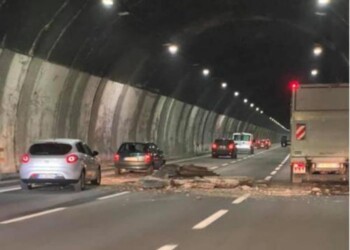 Si stacca pezzo volta, chiusa galleria A6