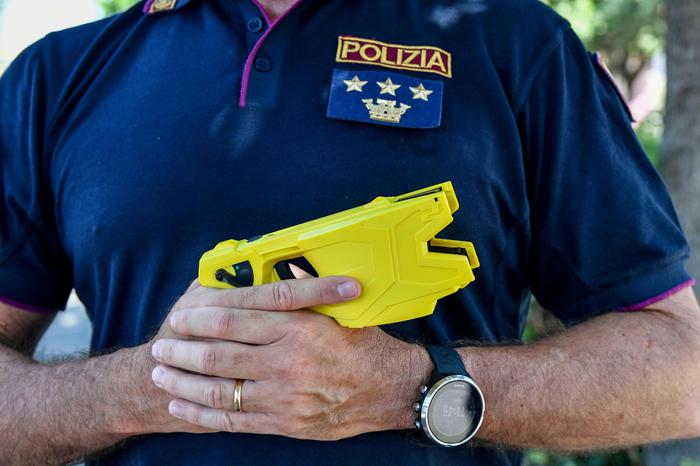 Taser per forze ordine, domani ok da Cdm