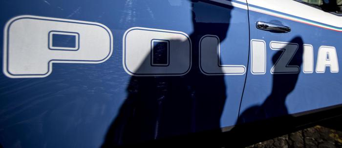 Tenta rubare auto con bimbi, arrestato