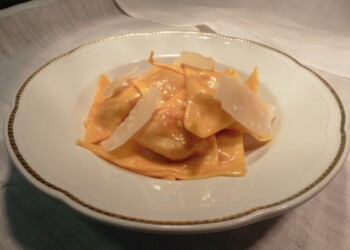 Titolare spaccia in trattoria, arrestata