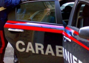 Ubriaco aggredisce passanti, arrestato