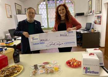 Rossella Regina consegna mille euro della campagna ‘I Magnetini della Solidarietà’
