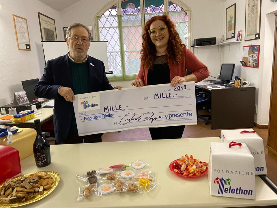 Rossella Regina consegna mille euro della campagna ‘I Magnetini della Solidarietà’