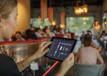 Gli italiani e la scelta del ristorante: quasi la metà (47%) si affida alle recensioni online, mentre circa un terzo (30%) sbircia sui social media