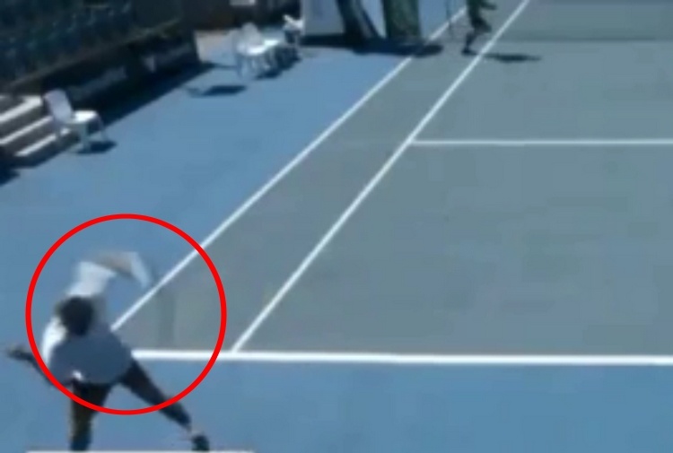 A Santillan saltano i nervi e lancia la racchetta in tribuna