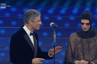 Achille Lauro è la marchesa Casati Stampa e qualcuno fischia 