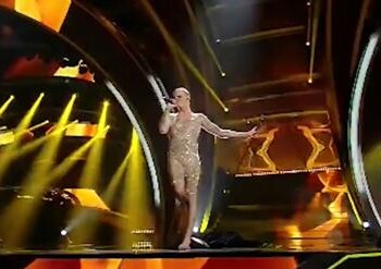 Achille Lauro si spoglia, via il mantello come San Francesco 