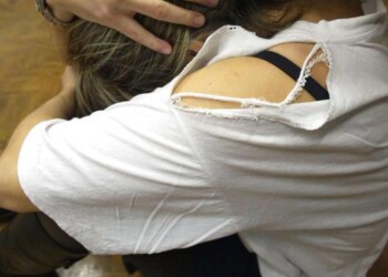 Aggredisce la moglie e viene arrestato